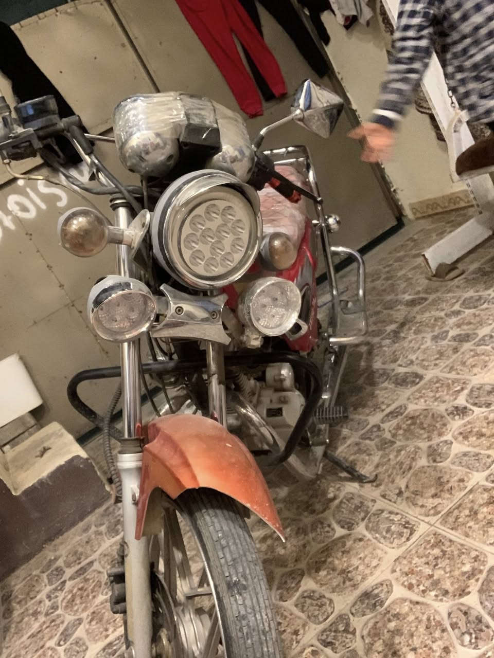 سلام عليكم موطور للبيع
جني خمس كير 
2015/ 200 سيسي 
نضيف 100/100
السعر 400بي مجال بصيط 
الشراي يخابر ***********
