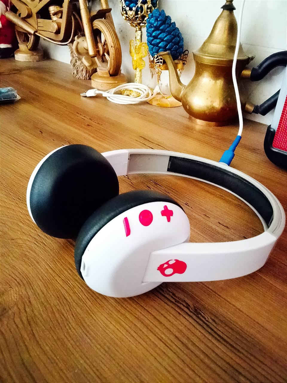 هيدفون Skullcandy Uproar
أداء صوتي مُعدّل خصيصًا لتقديم صوت جهير قوي وعميق، وأصوات طبيعية، ونغمات عالية دقيقة.

عمر البطارية: توفر ما يصل إلى 10 ساعات من التشغيل المتواصل بشحنة كاملة.

أزرار التحكم: ثلاثة أزرار كبيرة وسهلة الاستخدام على غطاء الأذن للتحكم في الموسيقى (تشغيل/إيقاف مؤقت، مستوى الصوت، تخطي المقاطع) والمكالمات الهاتفية. 
سعر على الخاص.


**إذا كنت صاحب هذا الإعلان وتريد حذفه لأي سبب، رجاءا أرسل رسالة إلى الدعم الفني**