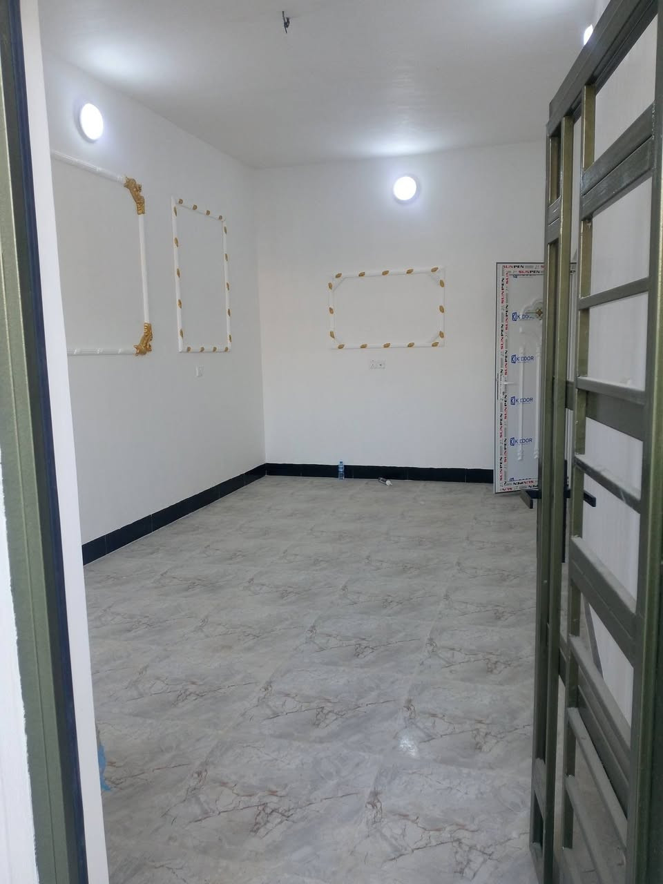 بيت قيد الانشاء نفس اللي بالصوره بالضبط 150 متر الواجهه 5 والنزال 30 غرفتين نوم وصاله ومطبخ واستقبال وكراج للسياره وصحيات خارج وداخل شهر تستلم مفتاح ان شاء الله الموقع تكريت القادسيه شارع ابو عقرب مقابيل جامع اقرأء بالضبط مكان جدأ راقي الفرع 20 متر السعر مناسب الشراي يتصل ***********
