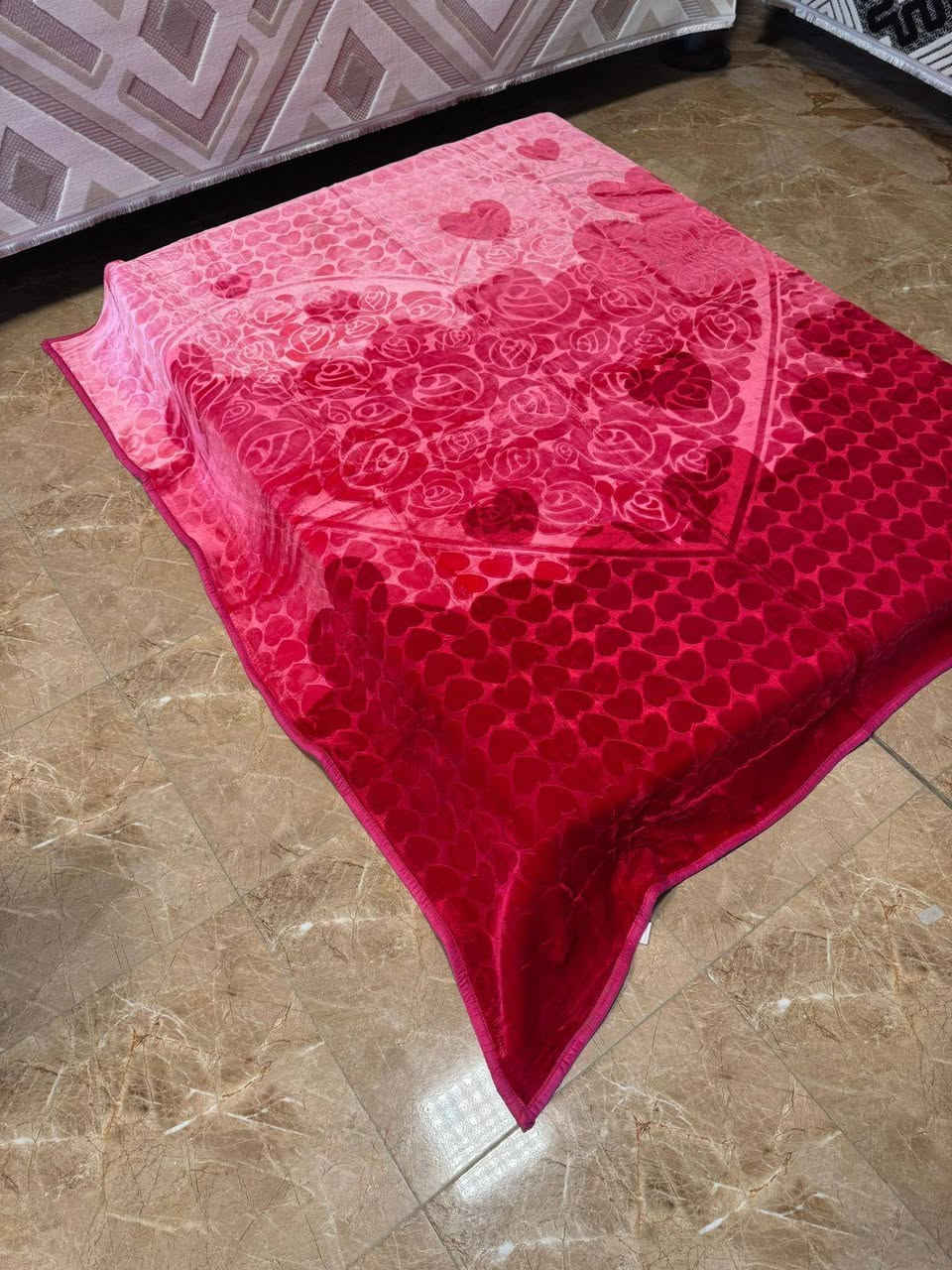 #اللهم_صل_على_محمد_وال_محمد 🎅 🌲🌳🌴 
 بطانيه نفرين طبع  نفس الصورة بالضبط 🏞️ تحفه ملكيه وقياس كبير👨 

يتوفر خدمة توصيل..العنوان الحمزة الشرقي شارع الهوى قرب ازياء الجوهره 
***********. ....واتساب
‏ ‎ملاحظة/ ضمان لحقوق زبائننا  التاكد من الالوان و نوع الخامه عند الاستلام  و اذا كانت مخالفة للمواصفات المعروضة من حق زبائننا الكرام رفض المنتج و عدم  استلام الطلب 🤍🌹
