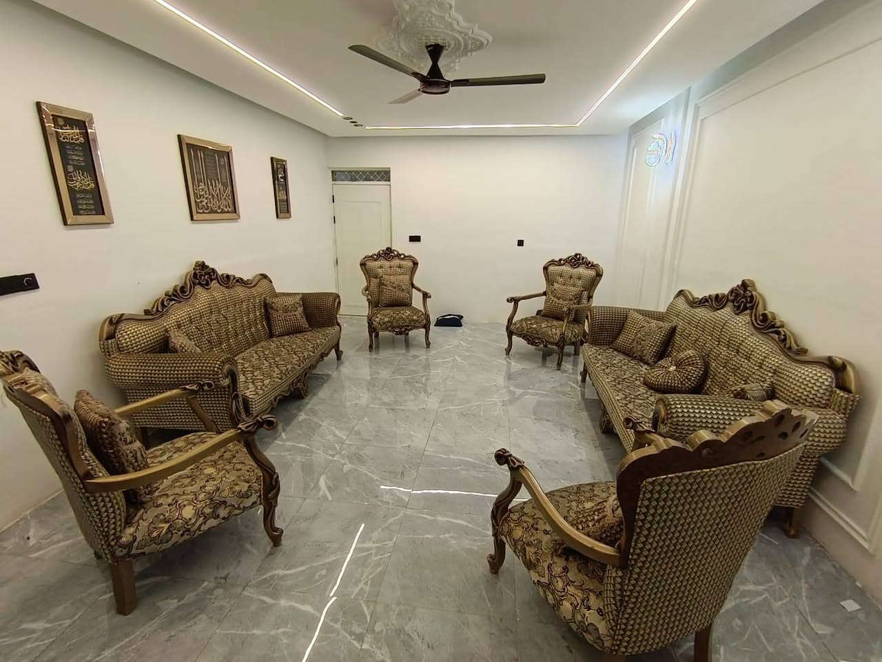 تخم ملكي تركي 10 مقاعد ستعمال قليل ماخذه ب 2400 ورايده ب 650 وبي مجال شرط تكمه تركي درجه اولى
***********
