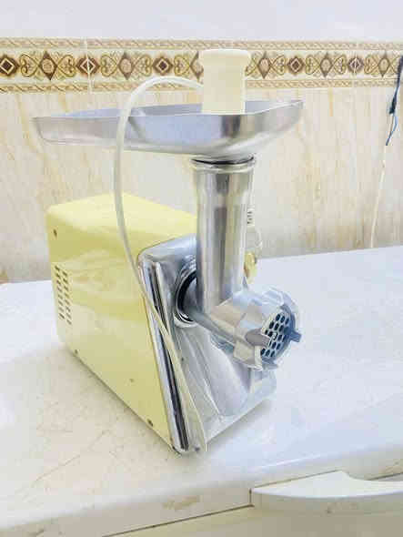 سلام عليكم غراض مطعم للبيع مستخدمات شهرين نضيفات وشغالات و عالفحص 
شوايه دجاج 6شياش كامله ماطور شغال جام بيها كامله سعرها 350الف
خلاط حمص 5 لتر سعره 200 الف 
خلاط خباطه سعره 60 الف 
مثرمه لحم سعرها 50 
قلايه 3مدافع سعرها 450 الف 
مجمده 150 الف 
للستفسار ع الرقم التالي ***********
