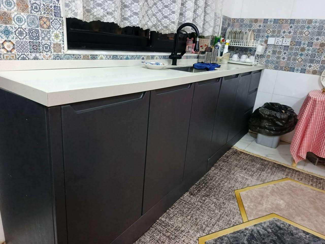 سلام عليكم ورحمة الله كاونتر هيكل المنيوم والخارج HDF  شغل درجه اولى وحق الله ولونه يخبل صار ٤ اشهر من فصلته  تقريبآ يعني بحيث حتى الرفوف الداخليه نصهن فارغات بالله   والقياسات داخل الصور   سبب البيع  انتقال الى بيت ثاني وتختلف القياسات  مكانه ديالى ا‏‪لخالص   والسعر  مراسله على خاص او واتساب   ‏ ‪***********‬..
