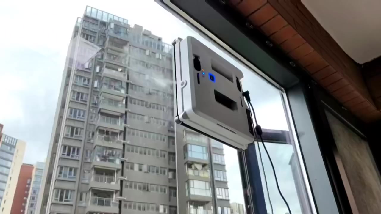 روبوت ذكي لتنظيف النوافذ والسيراميك والمرايا يتم التحكم فيه عن بعد يتميز بشفط قوي يصل إلى 3000 باسكال لتنظيف آمن وفعال. 
مزود بخاخ ماء مزدوج وخزان مياه كبير لتنظيف تلقائي وشامل. 
يمكن تشغيله يدويًا باستخدام جهاز التحكم عن بعد أو عبر أوضاع تنظيف تلقائية متعددة (Z، N). 
يخطط بذكاء لمسار التنظيف ويكتشف حواف النوافذ. 
مناسب للنوافذ الداخلية والخارجية الشاهقة والمرايا والأسطح الزجاجية الأخرى. مزود بقطع قماش مايكروفايبر عالية الجودة


**إذا كنت صاحب هذا الإعلان وتريد حذفه لأي سبب، رجاءا أرسل رسالة إلى الدعم الفني**