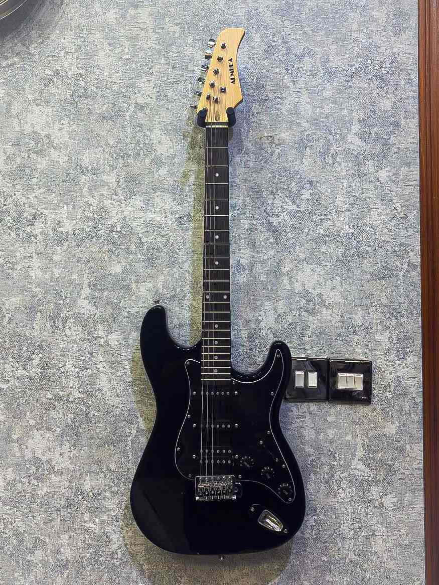 Electric guitar 🎸
گيتار كهربائي Stratocaster 
Pickups -HSS (humbucker-single coil-single coil)
- مستعمل شهرين بحالة ممتازة مع خدش بسيط 

- أوتار معدلة D'Addario 

- مع الامبلفاير KEMP قوة ١٥ واط

- الگيتار يجي وياه كيبل و ٣ ريش باحجام مختلفة 

- السعر ٣٢٠ الف كامل مع مجال بسيط


**إذا كنت صاحب هذا الإعلان وتريد حذفه لأي سبب، رجاءا أرسل رسالة إلى الدعم الفني**