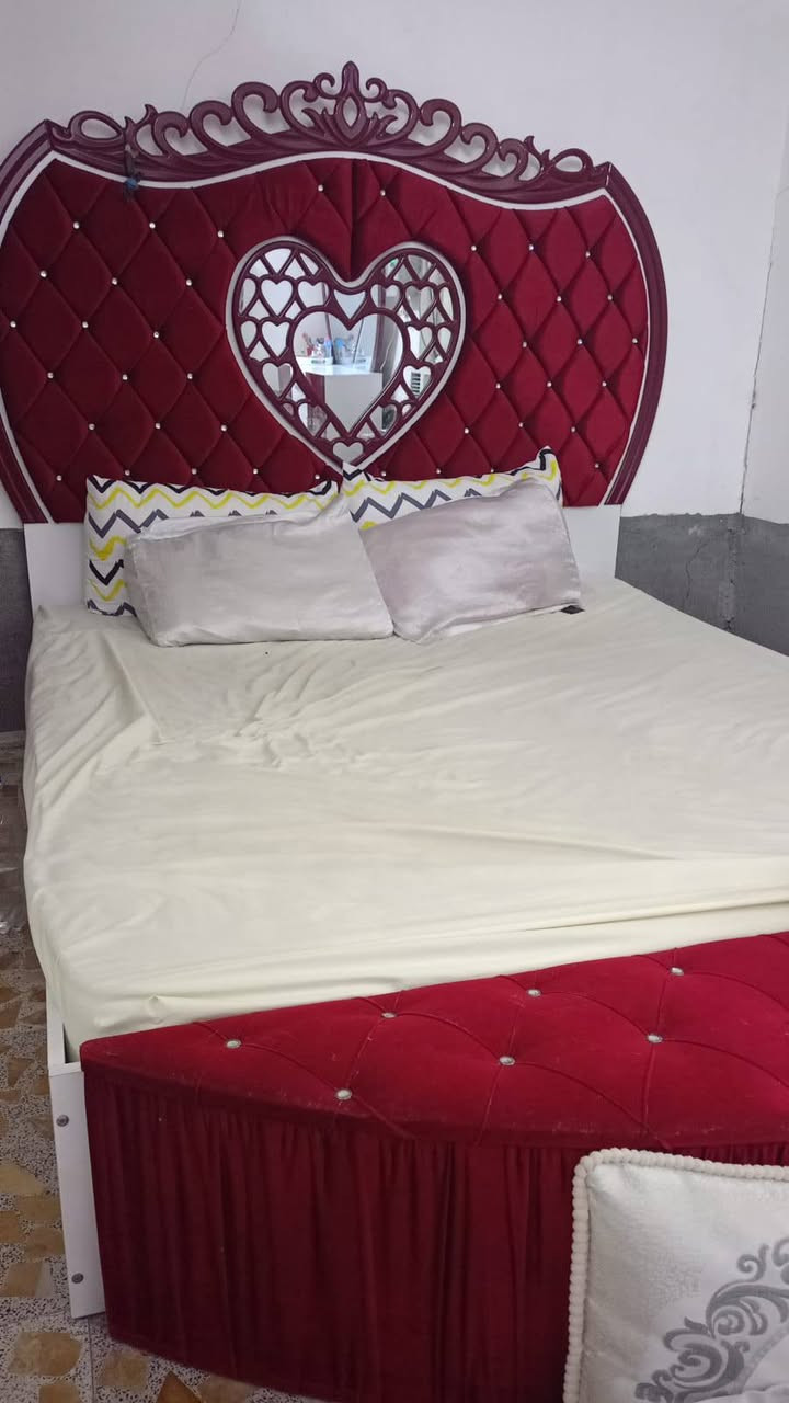 السلام عليكم 
غرفه صاج تركي للبيع كلش نضيفه وحلوه السعر 700الف 
مراسله الصفحه او اللتصال على ***********
