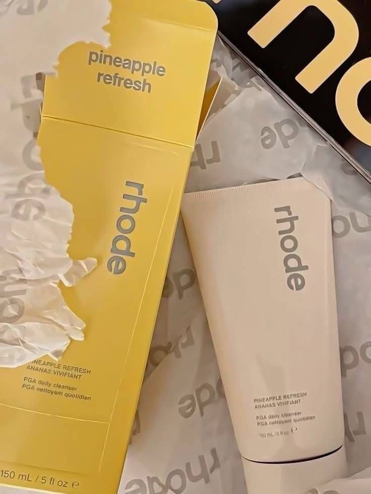 غسول الوجه اليومي Pineapple Refresh للعناية بالبشرة من شركة Rhode Skin التي أسستها هايلي بيبر. يتميز هذا الغسول بتركيبته المبتكرة التي تتحول من بلسم حريري إلى رغوة غنية، وهو مصمم لتنظيف البشرة بعمق وتجديدها. 

✅ الفوائد الرئيسية :-
حمض البوليجلوتاميك (PGA): مرطب فائق الفعالية يعمل على حبس الرطوبة داخل خلايا البشرة ومنحها مظهرًا ممتلئًا.
إنزيم الأناناس: مقشر طبيعي لطيف يساعد على إزالة الخلايا الميتة وتنعيم ملمس الجلد وتحسين نضارته.
مستخلص الشاي الأخضر: غني بمضادات الأكسدة التي تهدئ البشرة وتحميها من الإجهاد البيئي.
حمض الهيالورونيك المتطور: يوفر ترطيبًا ممتدًا يدوم حتى بعد غسل الوجه وشطفه. 

💢 نوع البشرة المستهدفة
المستحضر آمن ومناسب لجميع أنواع البشرة (العادية، الجافة، المختلطة، والدهنية)، بفضل تركيبته الخالية من العطور والكحول والمواد الكيميائية القاسية، مما يجعله مثاليًا للبشرة الحساسة أو المعرضة لحب الشباب.
#الاصلي أمريكي 🇺🇸💯
السعر ١٠ الاف 
🚘 يوجد خدمة توصيل لجميع محافظات العراق ٤ الاف 🚘


**إذا كنت صاحب هذا الإعلان وتريد حذفه لأي سبب، رجاءا أرسل رسالة إلى الدعم الفني**