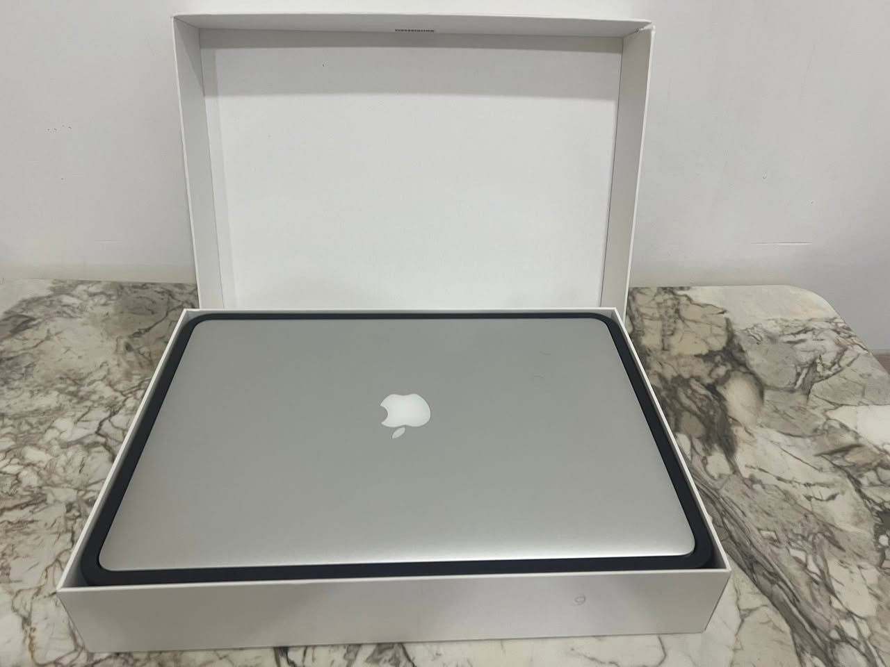 MacBook Pro Retina 15” Mid 2014 للبيع

* Intel Core i7 Quad Core 2.2GHz
* RAM 16GB
* SSD 512GB
* شاشة Retina 15.4” (2880×1800)
* macOS Sequoia مثبت ويشتغل بسلاسة
* البطارية 292 Cycle دوره
* الجهاز نظيف جداً، بدون خدوش
* مع الشاحن الأصلي + الكرتون + الكتيبات
* مناسب للتداول، الدراسة، الشغل وبرامج التصميم 
* الجهاز شغال 100% بدون أي مشاكل
الجهاز مالتي خاص ضمان بس اني مستخدمه


**إذا كنت صاحب هذا الإعلان وتريد حذفه لأي سبب، رجاءا أرسل رسالة إلى الدعم الفني**