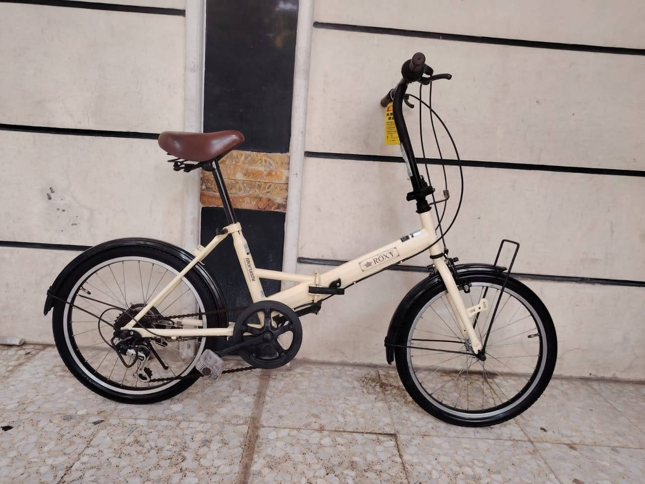 بيسكل موديل طبك حجم ٢٠
باله ياباني النضافه فول وضع حاويه 
ماركه ( ROXY) العالميه 
السعر ( 90 الف) 
غير مستخدم داخل العراق
لون ميمز حليبي مختم
تايرات بلادي كشن بلادي
قطعه روعه وضع شركه
كير ٦ نمر شيمانو شغال
العنوان بغداد منطقة الحبيبيه
هاتف ***********
الاستفسار واتساب
