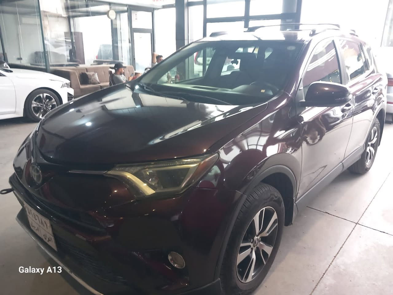 تويوتا راف فور (Toyota RAV4) موديل 2018 للبيع 🚗
المواصفات:
 الفئة: XLE (فول مواصفات)
 المحرك: 2500 CC بحالة ممتازة
 الوضعية: وارد أمريكي
 الرقم: أربيل (الرقم الجديد)
 العنوان: الأنبار - الفلوجة
✨ المواصفات والأنظمة الذكية:
 ⚙️ أنظمة الأمان: رادار أمامي، نظام مانع تصادم، نظام تحديد مسار، نظام مانع انزلاق.
 🔑 الراحة والتحكم: بصمة أبواب، صندوق خلفي كهرباء. تشغيل بصمة
 ❄️ المقصورة والداخلية: فتحة سقف (بانوراما)، تبريد بيانو.
 💡 الإضاءة: لايتات LED رئيسية.
 الحالة العامة: السيارة بحالة ممتازة وجاهزة من كل النواحي.
🛠️ تفاصيل الحادث:
 ضربة السيارة في باب عكس السايق، ومصلحة وبحالة ممتازة.
💰 السعر:
 175 ورقة (17,500$) وبيه مجال للشراي .
📞 للتواصل والاستفسار: ***********. /***********
