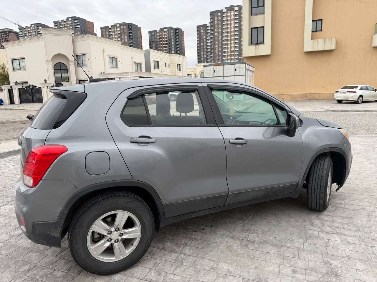 شوفيرليت تراكس  AWD 2020 للبيع. 

محرك 1.4L توربو - وارد أمريكي - شاشة لمس 7 بوصات - نظام صوتي مع ست مكبرات صوت - تحكم في الثبات - تحديد السرعة - أوتو هولد ومساعد صعود.

 رقم وهزة وسنوية جديدة  2028 
ماشيه 77 ألف ميل - تحويل شرط وكالة ب اسمي حادثة مبين ب صور صبخ بس البوند مبدل يعني قطعة واحد. 

ملاحظة الكاسكيت ضعيف يحتاج ٢ ورقة مصرف. 

و ١٨ ورقة غرامة علي ينزل من السعر

السعر ٩٨  ورقة و بية مجال 

للتفاوض. الرقم ***********. أربيل, العراق
