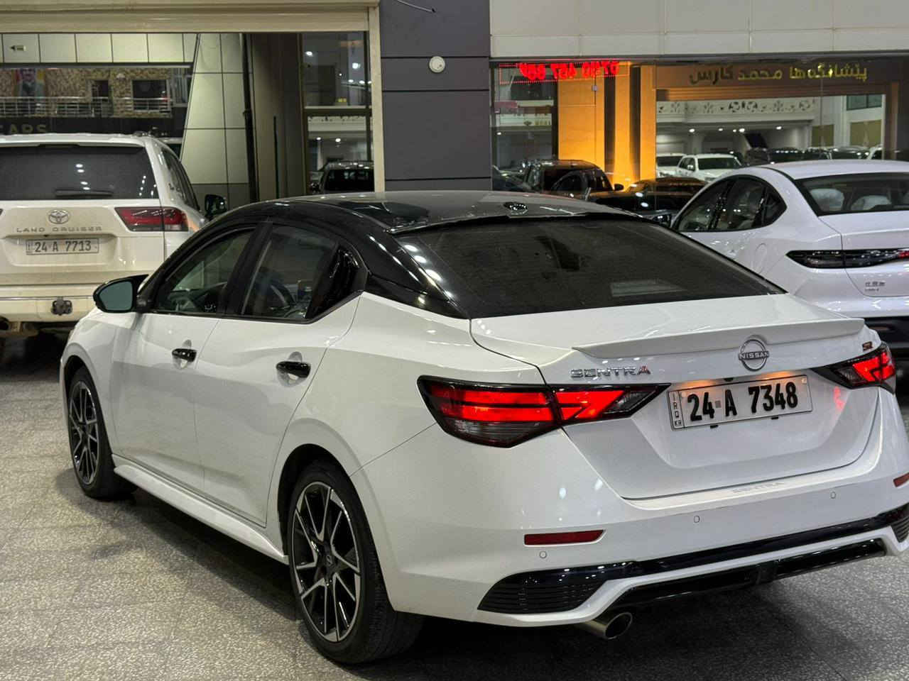 نيسان سينترا SR 
بان و دوكمه بيلادى ره ش 
دوو سويج
كاتى دهوك داخله
كلينه 
به س صبغه بئ ده عامى 
راداره 
به رى گزوزى شريكه 
20000هزارا جويه 
موبايل ***********
*********** اكر, نينوى
