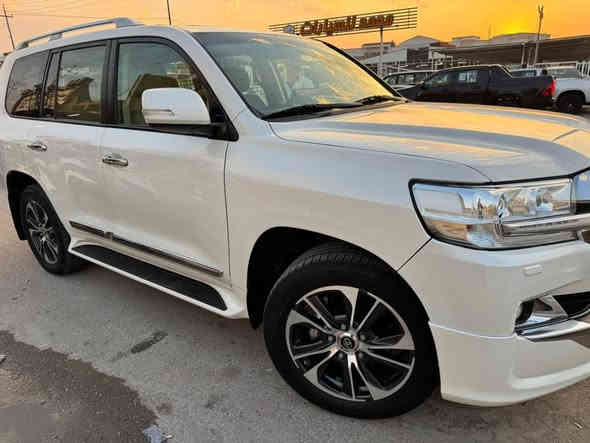 السلام عليكم ورحمة الله للبيع تيوتا لاندكروزر 2020 خليجي كفاله عامه حته الدعاميات لا بارد ولا صبغ بيها ملاحضات بصيطه فقط تخم تاير محرك 6 سلندر ماشيه 100 الف كير ومحرك وصدر كلها شركه رقم اربيل القديم سنويه جديده مواصفات زراك لايت فتحه شاشات كشنات كهرباء تحكم جه وحده مري شفط بصمه 
سعرها 485 وبيها مجال قليل الشراي يتصل مكانها بالرمادي 
***********
