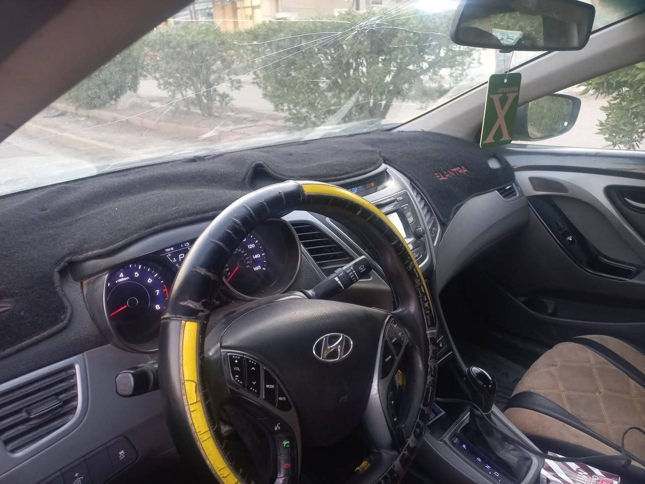 النترا ٢٠١٤ وارد امريكي حادث بس بنيد والباقي كفاله شرط الفحص  من الدواخل لغد شاصي مكفول بيه بس بشخوط يرداله فقط صبغ ودعاميه امامي  كير مكينه ١٨٠٠ دوش مكفوله ما مفتوحه السعر ٩٥ وبيه مجال بسيط مكاني شهداء  رقمي ***********
