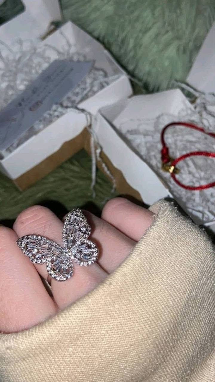 🦋 خاتم فراشة 🦋

خاتم الفراشة النازك ✅
موديل حديث 💕
✨مرصع بأحجار الزاركون
✨طلاء ثابت بجودة عالية
✨غير قابل للصدأ
✨يرهم على جميع القياسات 

السعر ٥ الاف 
🚘 يوجد خدمة توصيل لجميع محافظات العراق ٤ الاف 🚘


**إذا كنت صاحب هذا الإعلان وتريد حذفه لأي سبب، رجاءا أرسل رسالة إلى الدعم الفني**