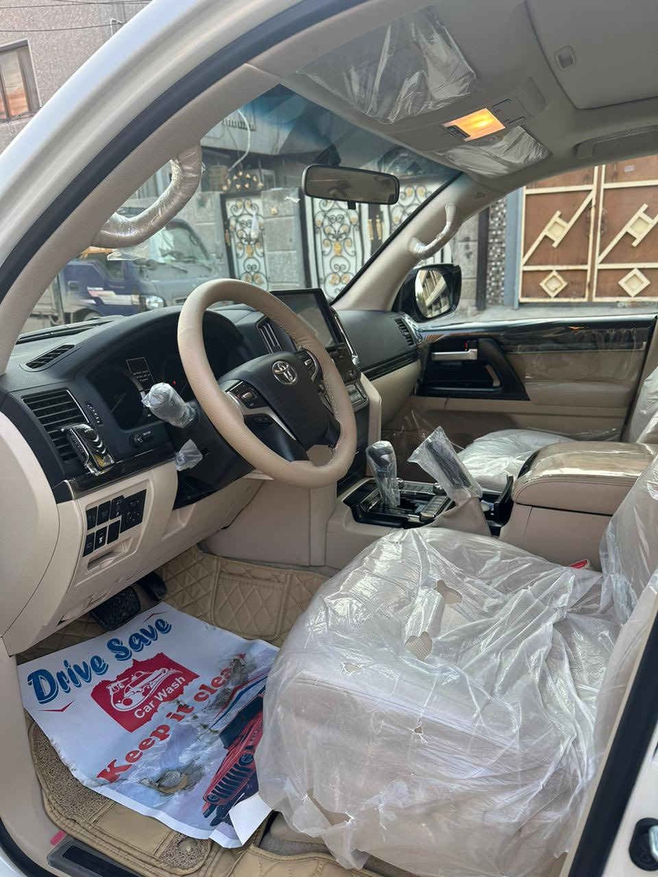 السلام عليكم
لاندكروز بريم اصل 
2021 كفالة عامة 
ماشية 30 وشوية 
السيارة جديدة جدا 
استعمال شخصي من الوكالة الزيرو 
***********
مكان السيارة بغداد 
مكينة 6 سلندر 4000
