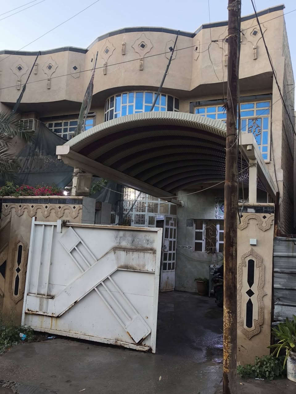 السلام عليكم ،، بيت للبيع مساحة 150م + 50 متر تشجير وكراج.. 
يحتوي الطابق الارضي على غرفتين وهول واستقبال وصحيات + مناور عدد 2 
والطابق الثاني يحتوي على ثلاث غرف مع الحمامات،، بيت نضيف خير من الله ،، 
الموقع الشعلة / ام نجم / شارع سالم / شارع الماركت ابو حسين قرب ساحة الاحرار 
الاتصال على صاحب الدار ***********
واتساب ***********
