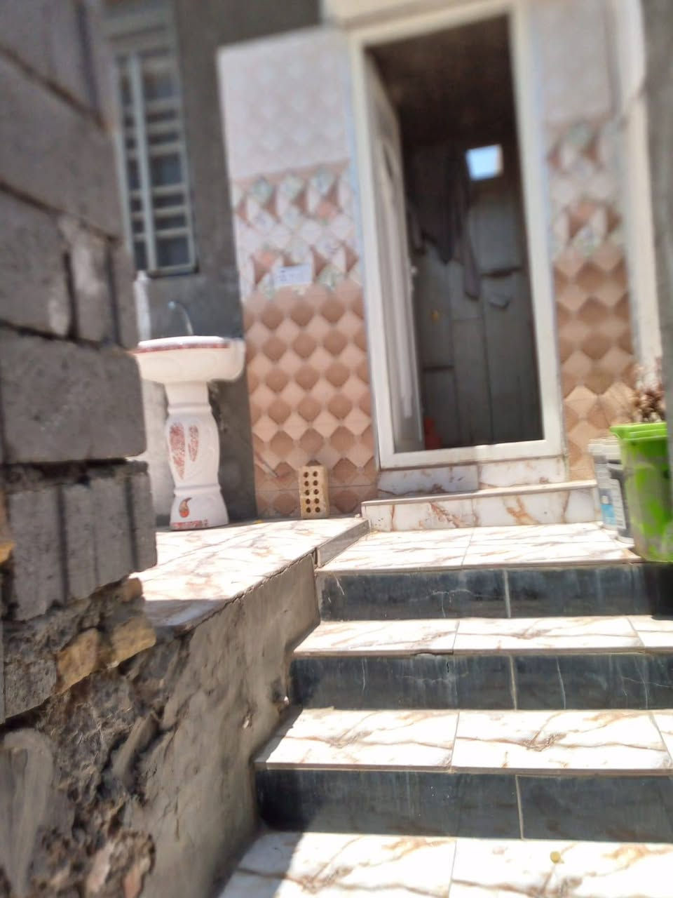 يوجد بيت للايجار طابق ثاني في حي الجولان قرب جامع ابو ايوب الأنصاري يتكون من غرفتين وصاله واستقبال ومطبخ وصحيات سعر الايجار 350 وبي مجال للاستفسار الاتصال على الرقم التالي

***********
***********

