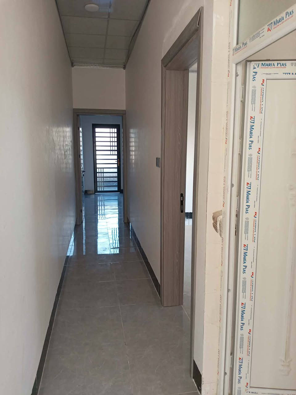 السلام عليكم دار للبيع السماح الاساتذه قرب برج التلفزيون ١٠٠ متر طابقين بناء حديث سيراميك بورسلين سقوف ثانويه ٣ غرف نوم حمامات عدد ٢  صحيات شرقي غربي عدد ٣ صطح عالي وناصي                             تسليم فوري  سند طابو الزهور منطقه حلوه كلش للاستفسار ***********
