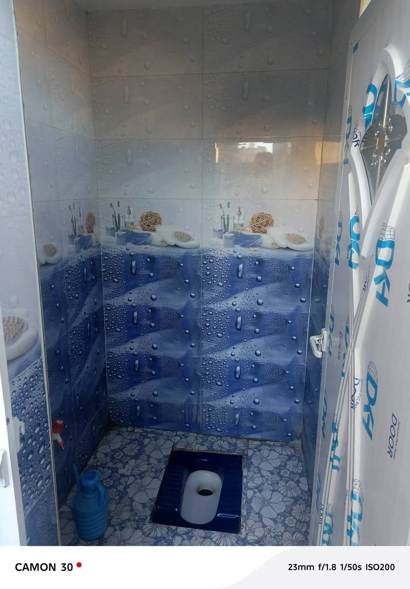 السلام عليكم بيت طابو صرف للبيع ناحيه الفظليه المساحه 150 متر طابقين يحتوي طابق الئرضي على غرفتين وصاله وستقبال ومطبخ وصحيات داخليه وخارجيه والطابق الفوك يحتوي على غرفتين وصاله وصحيات الموقع شارع المحطه قرب صالون الروج للستفسار *********** نستقبل كافت العروض داخل الفظليه وطرافها ❤️
