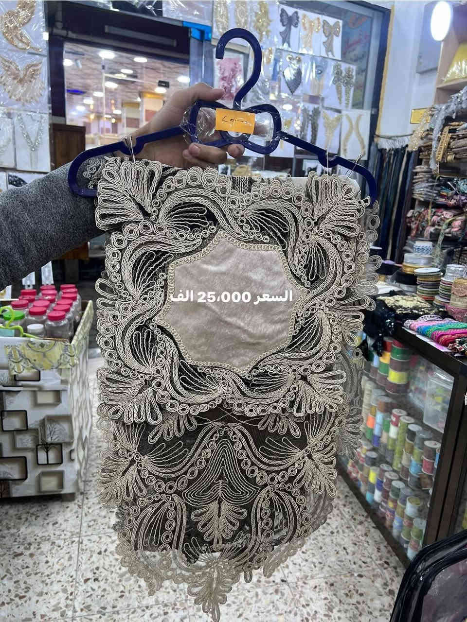 متوفر سيت چراچف يتكون من 6 قطع تركي الصنع 🇹🇷
-قطعه ميز طعام حجم كبير 
- قطعه مستطيل 
- اربع قطع حجم  صغير للطبلات 

- يوجد خدمة توصيل 🛵 داخل الرمادي حسب المنطقه المتواجد بيها الزبون 

- للاستفسار على الرقم *********** متواجد بي واتساب 🟢⚪️
