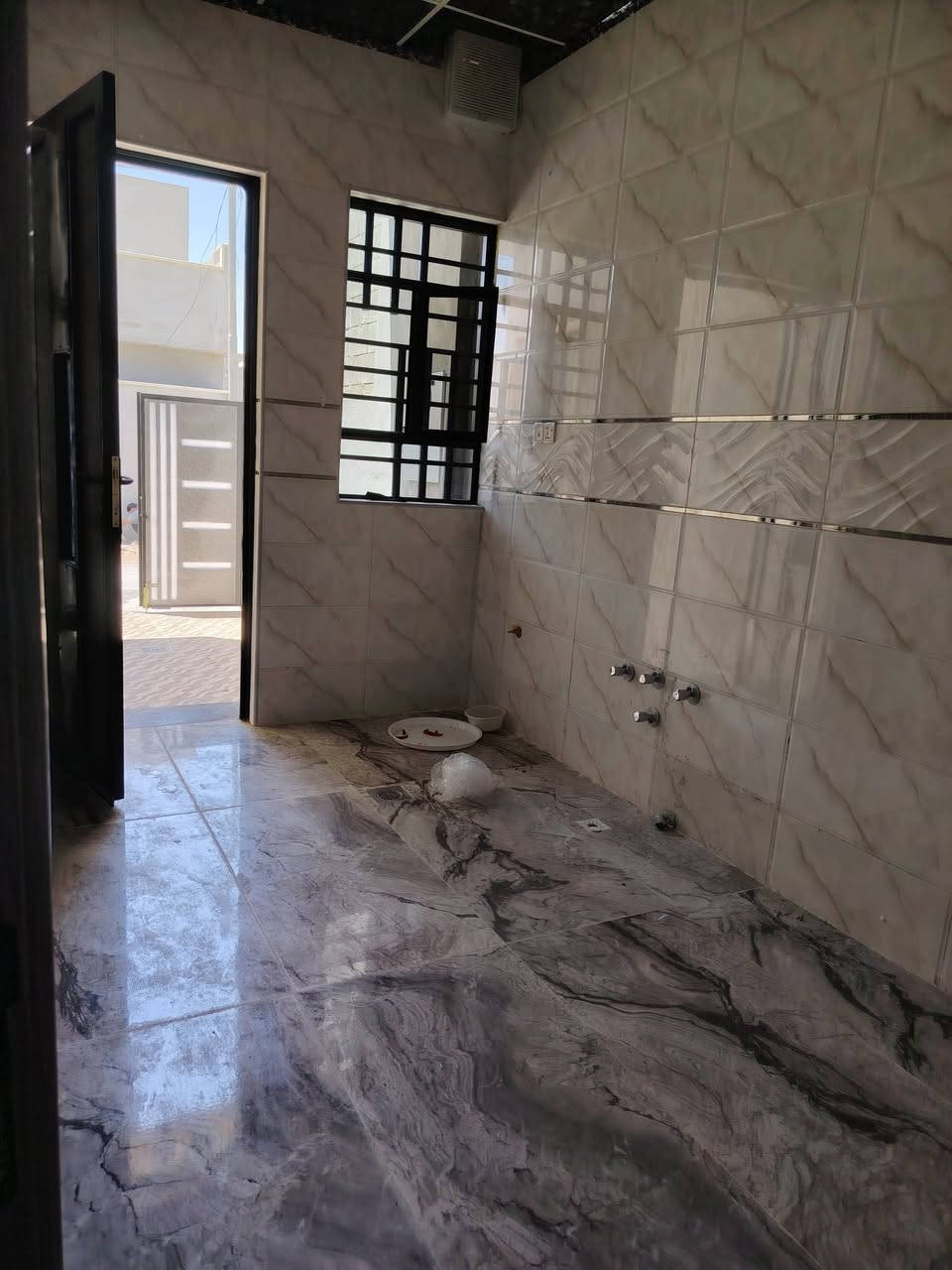 البيت للبيع مزارع زيونه جمعية شمس نينوى مقاطعه ٧٩ مساحه ١٠٢ واجهة ٦ والعمق ١٧طابق واحد بيت ستقبال ومطبخ وهول وغرفة نوم صحيات وبيتونه تجاه قروب بل بيدي زيرو كرات بلديه تحول جمعية استفسار تصل على الرقم *********** كورك *********** مورسلت الصفحه

