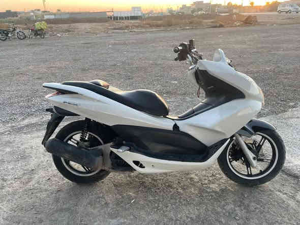 السلام عليكم دراجه pcx ياباني جيل اول نقص جامه اماميه فقط المحرك مكفول وكهربائيات مكفوله من كلشي الدراجه خير من الله السعر(11)ورقه وبيه مجال
المكان ديالى الخالص الرقم (***********)
