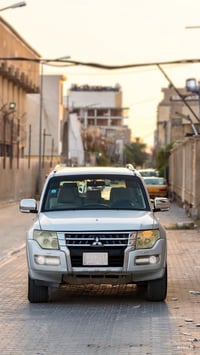 باجيرو 2008 محدث 2015  مكفولة ((بدون صبغ) بيها بارد بالجاملغ وطخة بسيط...