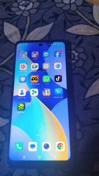 تكنو 20برو  ذاكره 256 والعشوائيه 16 سعر قفل 75 لحد يعاملني جهاز  مرتب ...