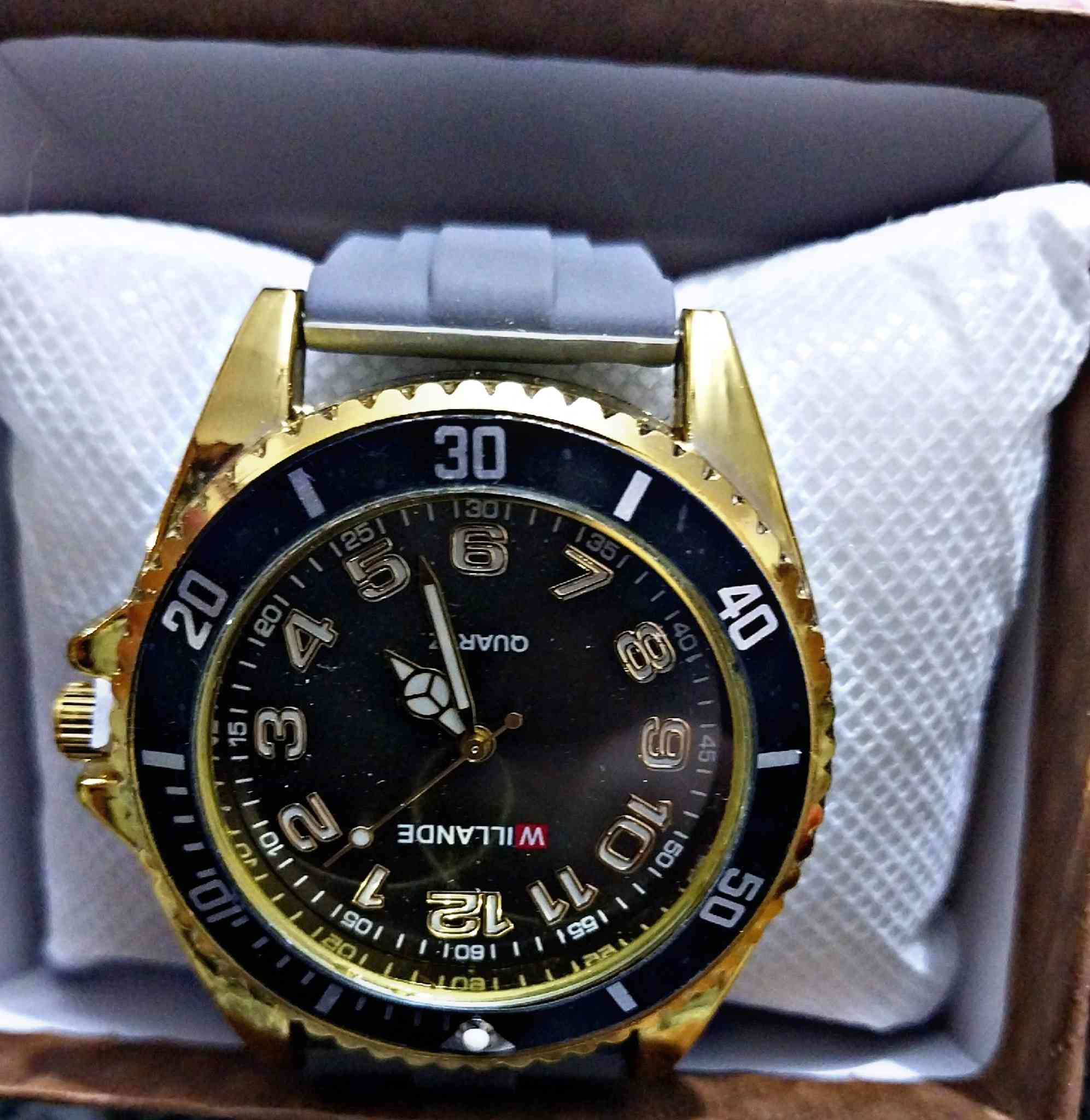 ⌚️ ساعات رجالية فاخرة
✨ ضمان الجودة بأفضل سعر ✨  

- 💎 سعر القطعة: 15,000 الف فقط 
- 🔥 عرض قطعتين : 25,000 دينار  
- 🚚 التوصيل مجانآ لفترة محدودة  

---

✅ ضمان الجودة
- افحص الساعة يم المندوب قبل الدفع.  
- إذا مو نفس الصورة أو الكواليتي تقدر ترجعها فورًا.  

---

🌟 ليش تختارنا؟
- موديلات حديثة وعصرية تناسب كل الأذواق.  
- أسعار منافسة ما تلقاها غير يمنا.  
- الكمية محدودة… العرض لفترة قصيرة!  

📩 للحجز والاستفسار:  
- راسلنا على الصفحة مباشرة.  
- أو عبر واتساب: ***********
