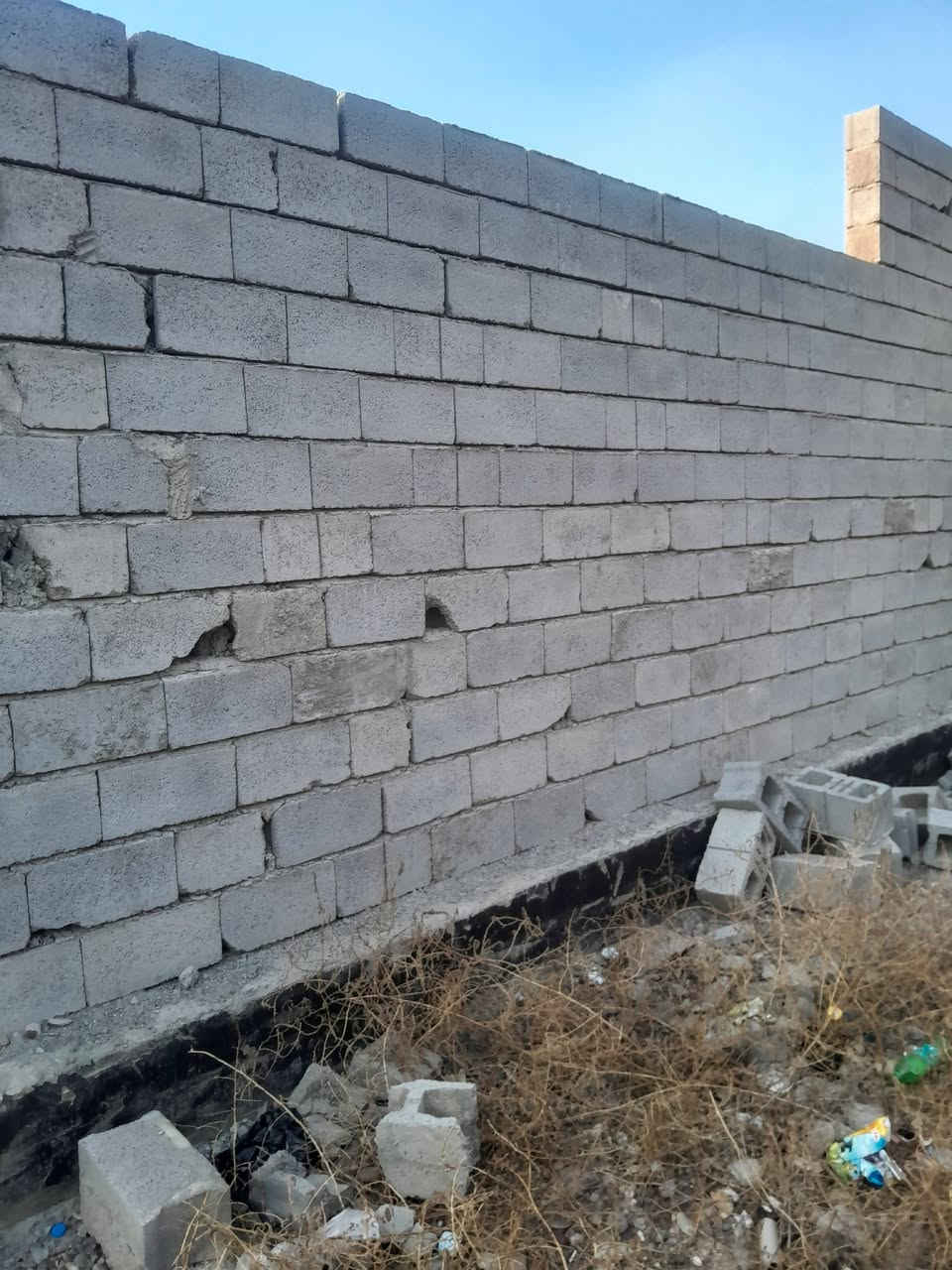 السلام عليكم ورحمة الله هيكل غير مسقف للبيع قطعه ومقاطعه الجمعيه الثالثه باراضي بيت عجيمه المساحه ١٥٠ متر شارع ٨متر السعر ٢٥ وبيها مجال بسيط اتصال ***********
