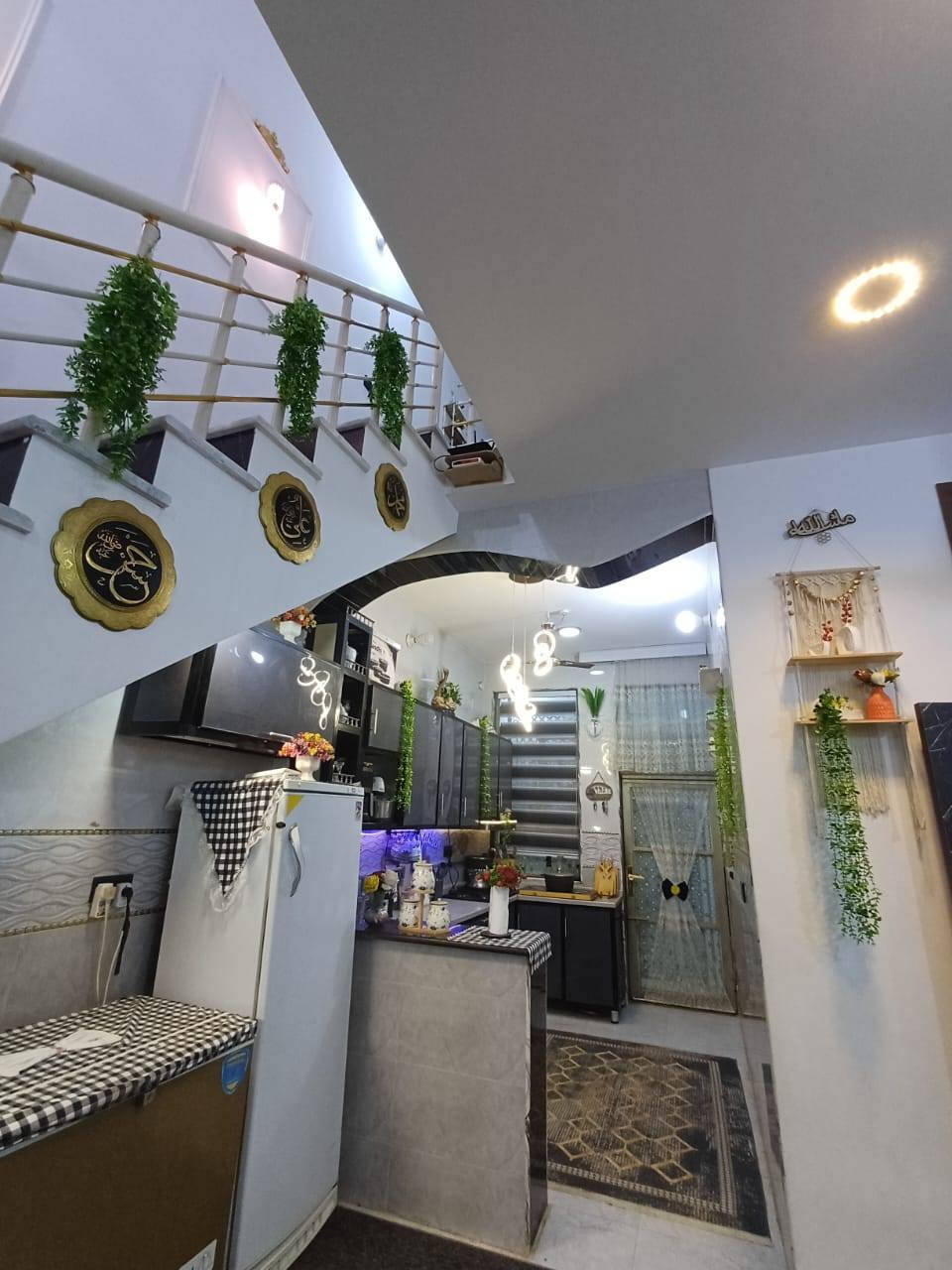 ​🏡 بيت للبيع في حي العباس (مؤثث بالكامل) 🏡
العنوان: كربلاء المقدسة - حي العباس
المساحة: 100 متر 
الأبعاد: الواجهة 7.25 م | النزال 14.10 م
التصميم: طابق ونصف (بناء حديث ونظام مدخلين)
​🔹 تفاصيل الطابق الأول:
​المداخل: يحتوي على مدخلين منفصلين (مدخل للاستقبال ومدخل للموزع/الصالة).
​الاستقبال: غاية في الرحابة بمساحة (5.5 \times 4 م).
​الصالة (الهول): بمساحة ممتازة (3 \times 6.5 م).
​المطبخ: نظام عملي بمساحة (3 \times 2.5 م).
​غرف النوم: غرفة نوم مريحة بمساحة (3 \times 4 م).
​المنور: متوفر لتهوية وإضاءة طبيعية بمساحة (1 \times 1 م).
​الخدمات: صحيات مشتركة (داخلية + خارجية).
​🔹 تفاصيل الطابق الثاني:
​غرف النوم: غرفة نوم كبيرة جداً (ماستر) بمساحة (7 \times 3.5 م).
​الصالة: صالة إضافية بمساحة (3 \times 4 م).
​الخدمات: صحيات مشتركة خاصة بالطابق الثاني.
​السطح: يحتوي البيت على سطحين (سطح لكل طابق) مما يوفر مساحات إضافية ممتازة للاستخدام.
​✨ ميزة العرض الخاصة (البيع مع الأثاث):
​البيت يُباع مؤثثاً بالكامل بأثاث جاهز وراقي، مما يجعله جاهزاً للسكن الفوري دون الحاجة لأي مصاريف إضافية (جاهز من مجاميعو).
​📞 للاستفسار أو لمعاينة البيت، يرجى مراسلتنا أو الاتصال على الرقم:
[***********]
​ملاحظة: ألارضيه بورسلين 60×60 درج مرمر 
بناء طابوق درجة أولى علمآ مجاري تبليط ماء عرض شارع 9 متر ( حي ألعباس ألفرع الثاني قريب السايدين اسواق النخلة )
