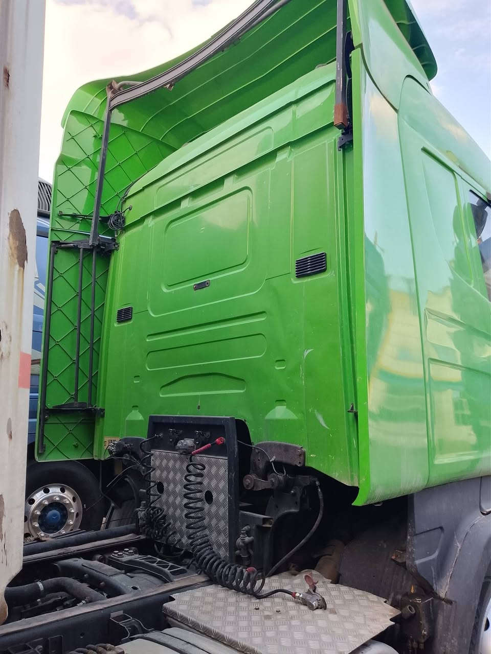 للبيع اسكانيه موديل ٢٠٧ سنكل امامي بدون اضباره رقم صدامي كير كهربائي محرك نضيف  بيه جفيه على صفحه السكن  رقم واتساب *********** و *********** رقم الهاتف جوبلاسات امامي
