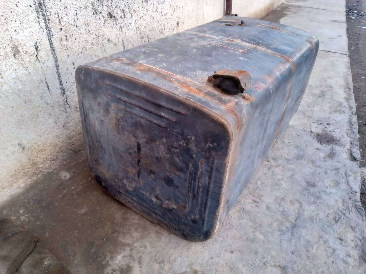 للبيع تانكي ياخذ 600 لتر ويا قواعد ثنين
السعر 150 الف العنوان الموصل 
***********
