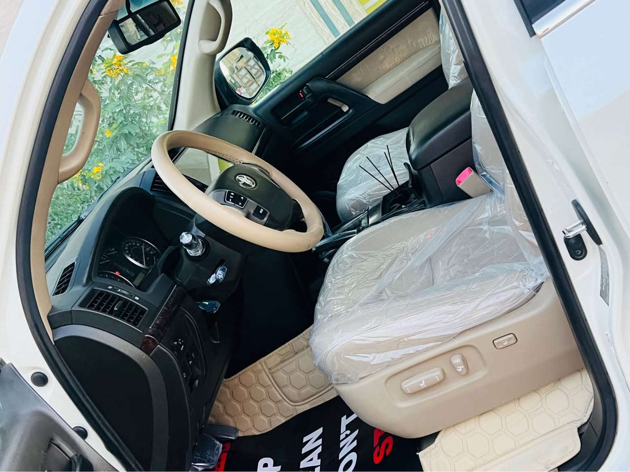 ‎سلام عليكم رمضان كريم 🌒 الي يدور جديد ومميز 
 للبيع 
لاندكروز 🔥 2011  💣 ستينية 🚀 
السياره احله من الصور بالحقيقه 
فول مواصفات 1/1 💯 :
1- فتحة 🕳️
2- بصمة 🔐 عدد 2 
3- ماشية   بعدها بحالة الوكالة
4- حساس خلفي وامامي 🎶🔊
5- ثلاجة 🥶
6- 2 كراسي كهرباء ⚡
7- تشغيل عن بعد 💥
8- شاشات عرض 💻
9-كامرات 2 دوارة 👀
10- 8  ايرباك 
11-دفع رباعي 🎮
12- رقم بغداد ابسمي  
حجم المحرك: 6 اسلندر  ✅
ملاحظة // السيارة  كفاله عامة من جميع النواحي وشرط الفحص ماعده رشه خفيف اثر شخط في طرف الجاملغ المامي ✅  
جديدة بمعنى الكلمه شرط تراي زيرو  
وبالعافية ع تكون من نصيبه
بأسمي شخصياً  تحويل مباشر  
#مفخره_الأرض 🔥

🟩 السعر 310              

لاستفسار الاتصال ع الارقم  📲📲
مكان السياره ذي قار مركز 
‏  ***********

تحياتي للجميع ♥️ البصرة, العراق
