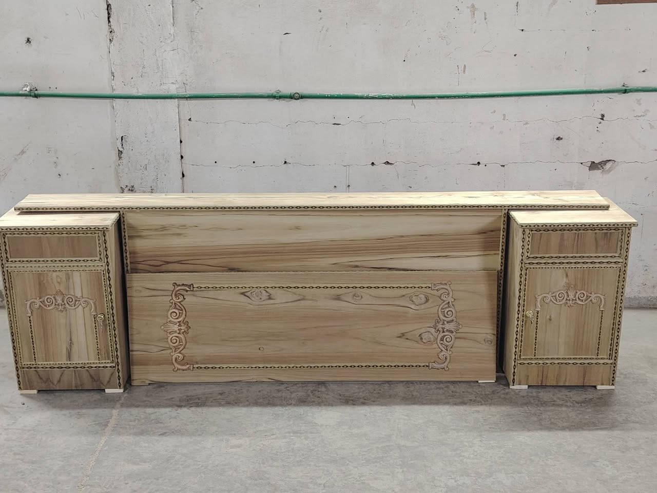 سلام عليكم من رخصت الدمن المحترم نواعم الو توابع شغل درجة اولئ الزاوية برتفاع الكنتور ميز طابقين٤مجرات والكومديات باب ومجر وسويج شغل حلو ومرتب نقش حاميل سويجات الميز ارتفاع متر مكان المعمل بغداد كسرة وعطش للستفسار التصال بل رقم *********** ثاني *********** ابو عباس لنجار (السعر ١٦٠ الف)
