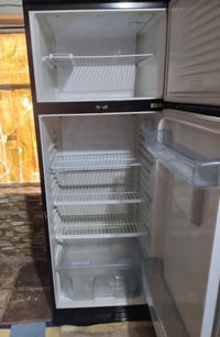 ثلاجه للبيع الحجم ٢٤ قدم سعرها 400 وبيها مجال الشراي يتصل 07829525774