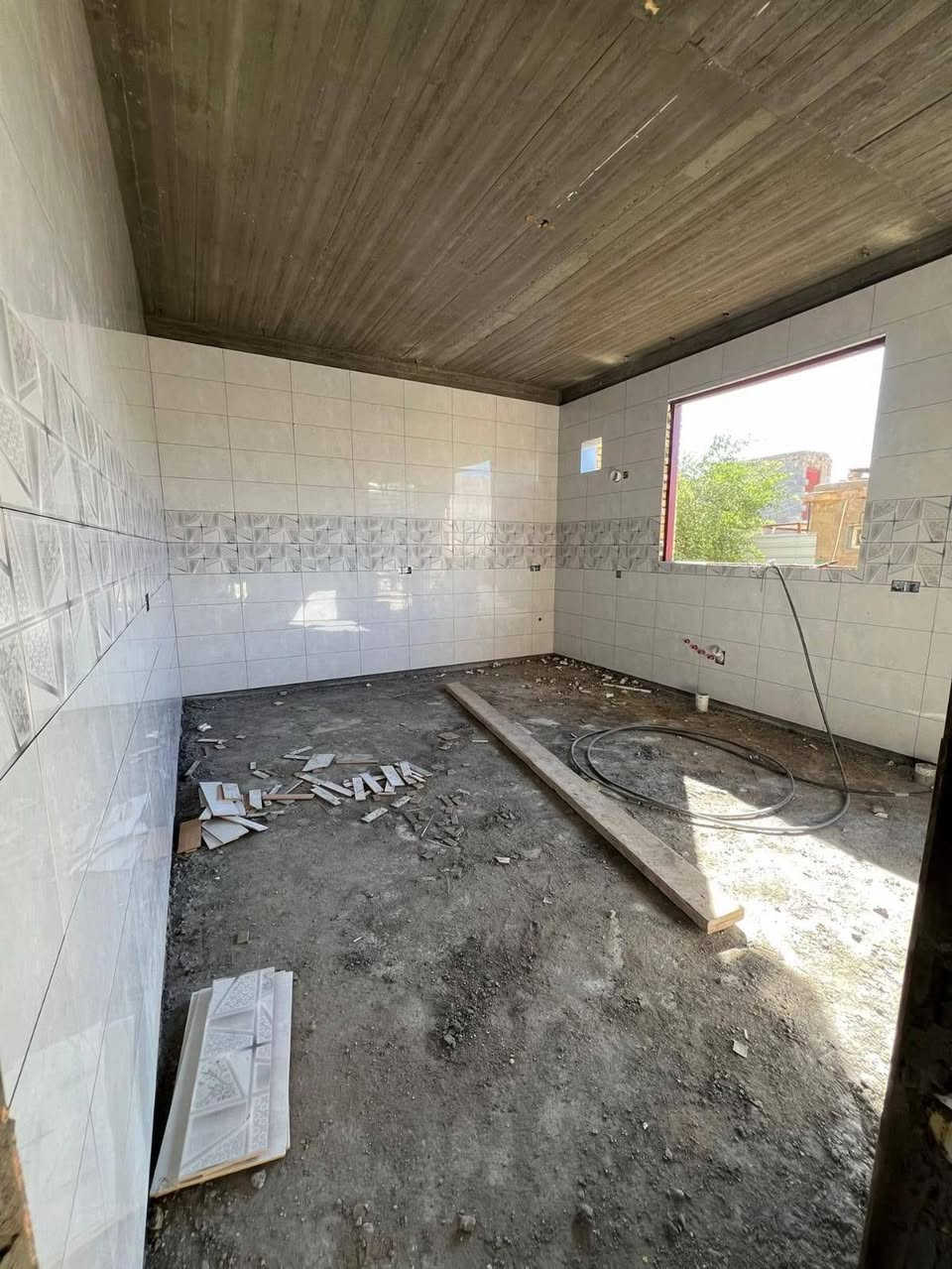 السلام عليكم خلفه سيراميك
اشتغل
1_جدران
2_الارضيه
3_درج
4_لزاره
5_الواح
شغل درجة ولى استلام مهندس
***********
