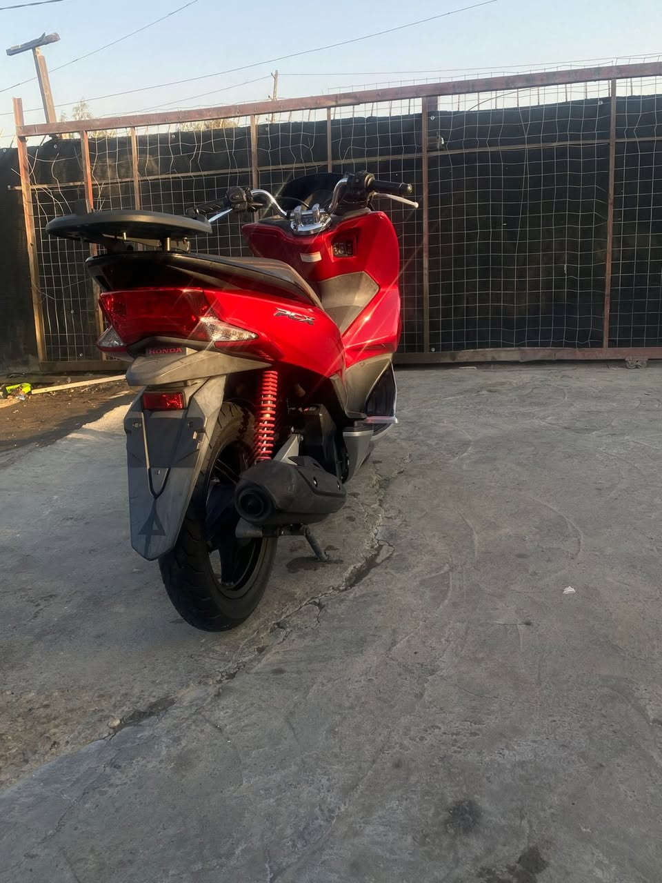 سلام عليكم دراجه PCX جيل الثاني الدراحه كفاله عامه ماشيه 34 دراجه نضيفى بمعنه الكلمه سعر 20وبيها مجال بصيط الشراي يتصل *********** هاذ رقمي
