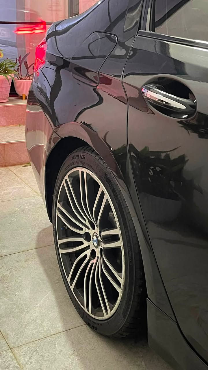 سيارة BMW 530i M PACKAGE 2018
الموديل 2018 السيارة M باكيج بيلاد
المواصفات:
 • داتاشو - سلایت - کشنات قياسي -XDRIVE- کشنات 700 - کشنات هيتەر - کشن خزن - کشن كهربائي - سكان هيتەر - كاميرا خلفية - رادار أمامي - مرايا كهربائية - نظام auto start - سكان M - 3 موديات قيادة sport-comfort-ecopro-eco individual - جير سرسكان - إضاءات بيلاد - والعديد من المواصفات الأخرى
مودي الايكو يعتبر مساعد جيد للاقتصاد في استهلاك البنزين
صيانة جيدة تمت للسيارة وكل شيء فيها أصلي وتم تفحص الأمام والخلف بشكل شامل
التأمين والملف مطلعين ومجددين حتى سنة 2031
السيارة بدون مشاكل، كل شيء كامل، بدون مشاكل، باسمي
٤ إطارات جديدة عليها
السيارة بيلاد M، الداخلية والسكان والدعامية وكل شيء M باكيج
١٢٠ ألف ميل مشية
هذه السيارة داخلة بـ clean title، رقم شاسيه لا يعطى
أي بدون دعامة
٢ فلنغ كلير أمريكي طالعة منها بدون تسجيل ومعجون وبراندة بشرط
٢ باب هنا فيها تم طلاؤها بالرش بشرط بدون تسجيل
الباراشوتات الجانبية تم تبديلها ببيلاد bmw، أي ليست مؤقتة بيلاد
باقي الباراشوتات بشرط أصلية
أي فلنغ الأمامي جهة الساكن كلير مع فلنغ الخلفي جهة الساكن كلير، باب الساكن والخلفي الساكن هنا تم طلاؤهم بالرش
السعر ٢١٥ ورقة
***********
