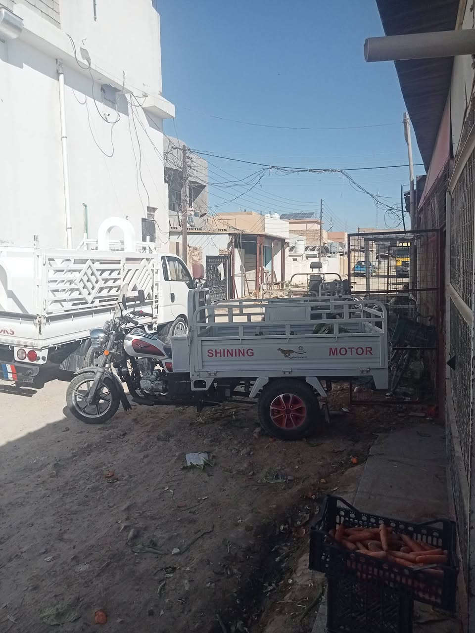 فرصة للاستثمار دار للبيع في حي الخضراء مساحة 240 الواجهة 12 النزال 20 بنص السوك عن الشارع العام 40 متر تقريبا مقابل قاعة اتهام للمناسبات قرب محلات الجملة والبقالة موقع ممتاز للاتصال 
***********
