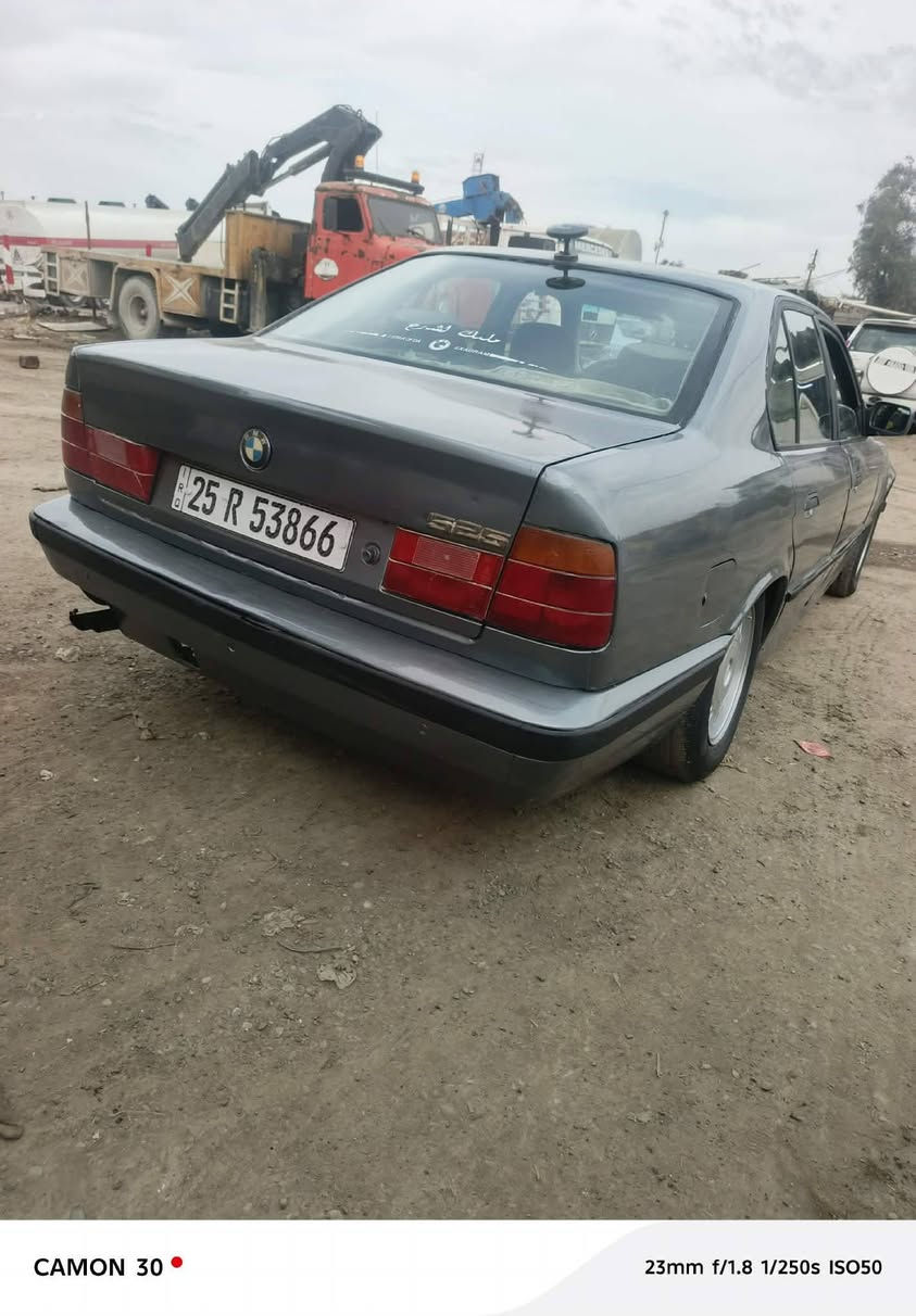 السلام عليكم 525 فل كير عادي نضيفه وجاهزة سنوية جديده سيارة صبغ جماليه فقط كامله تواير والصدر وسعرها مناسب جدا 37 وبيها مجال ***********واتساب مكانها الموصل
