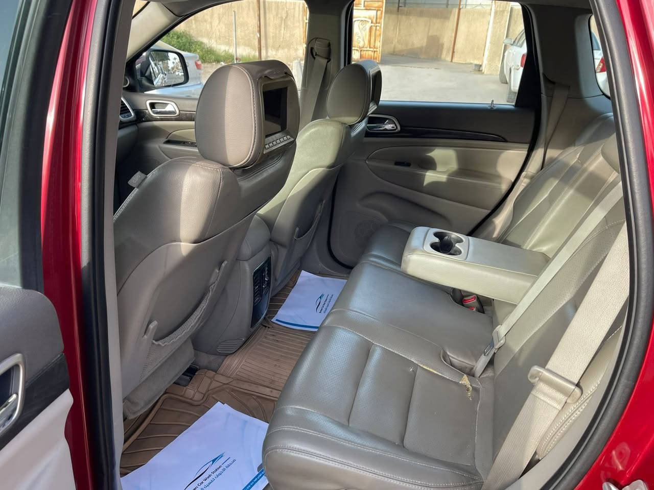 السلام عليكم 
للبيع جيب لاريدو 
موديل2012
خليجية سيارة 
فول مواصفات 1/1
سيارة بيها قطع صبغ 
صور سونار ب منشور 
سعر132وبي مجال قليل 
الاتصال***********
مكاني بغداد حي قادسية
