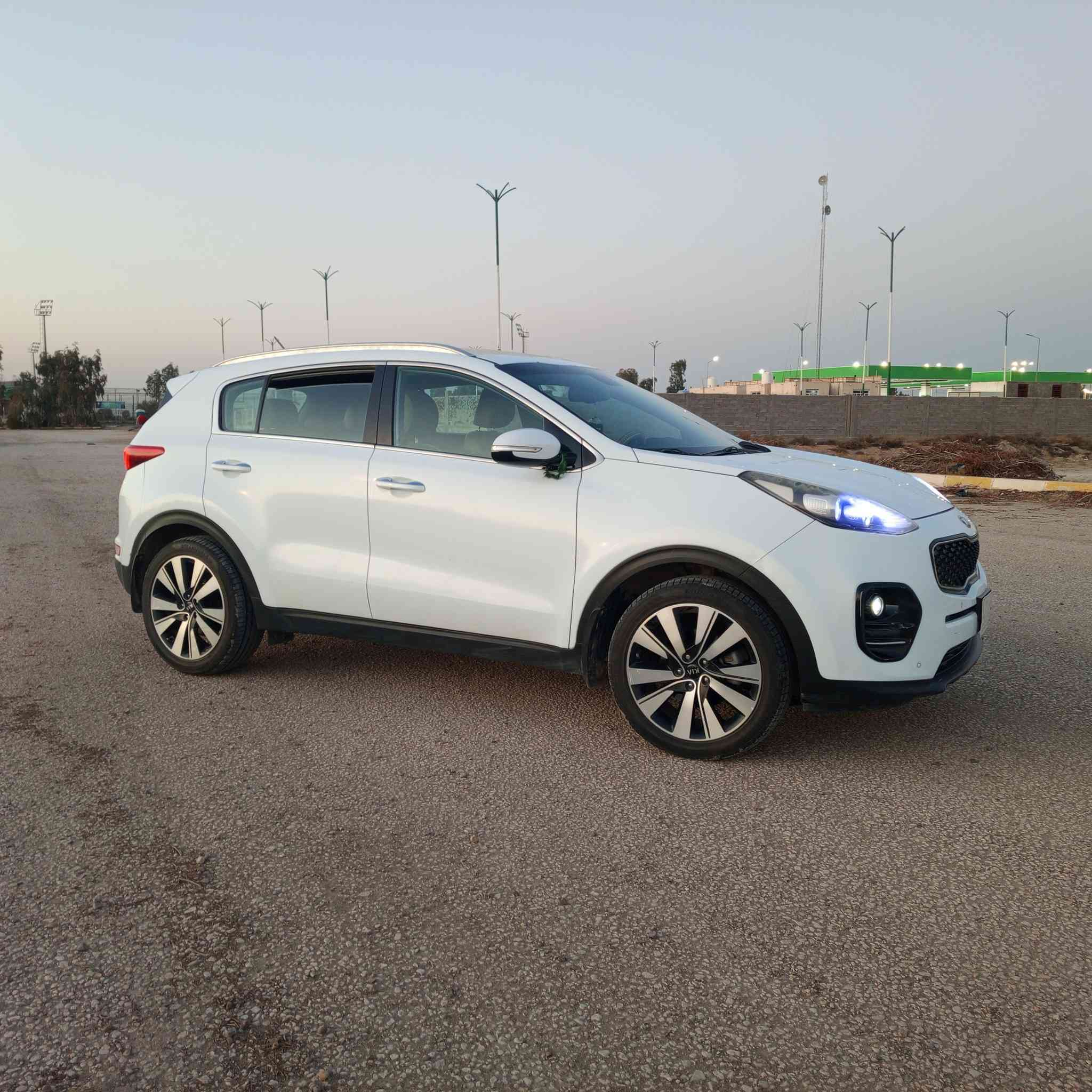 السلام عليكم ورحمة الله وبركاته  اخوان سياره اسبورتج 2016 شكل جديد السياره كفاله عامه فقط حالوب بالقماره وما مبينه كير مكينه حداديه كله وضع شركه مكينه 2000دوش فول موصفات عدا البصمه وال فتحه ماشيه 125 حقيقي رقم قادسيه مداور ثاني يوم السعر 171 وبيه مجال الطيبين مكاني بابل  رقم الهاتف ‏‪***********‬‏
