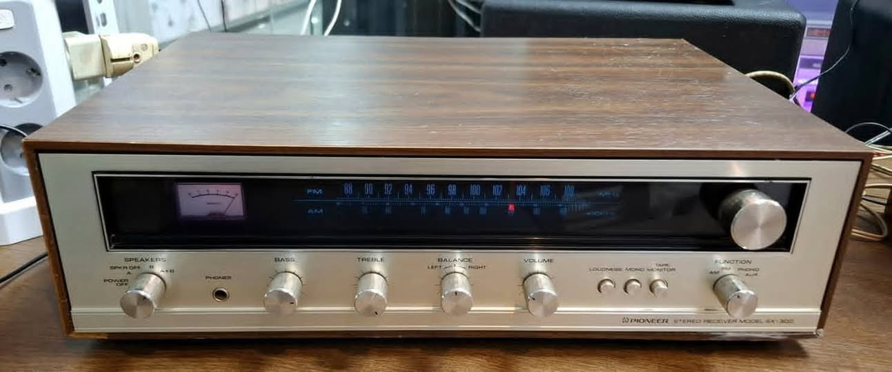 PIONER AMPLIFIRE SX300
امبلیفایر و رادیو بایونیر

واجهة سلفر و المنیوم و خشب
یخرج 4 سماعات 
حجم لارج 
نظیف و شغال 
سعر / ١٢٠  الف
توصيل كل المحافظات
محمد الآغا للصوتيات
***********
