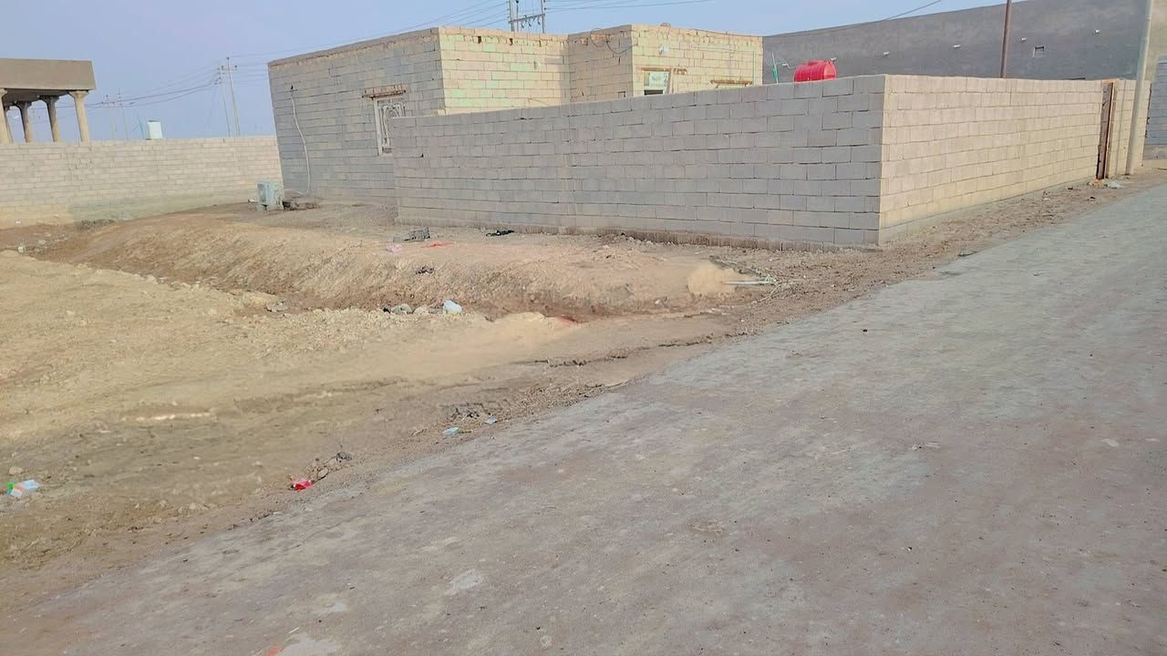 السلام عليكم
# دار سكن للبيع  معا ارض 

الدار غرفتين. وصاله ومطبخ  والمشتملات 

مكان. الشافي  منطقه الشنانه.  قرب جسر سيد علي نور 

للستفسار.  ***********
