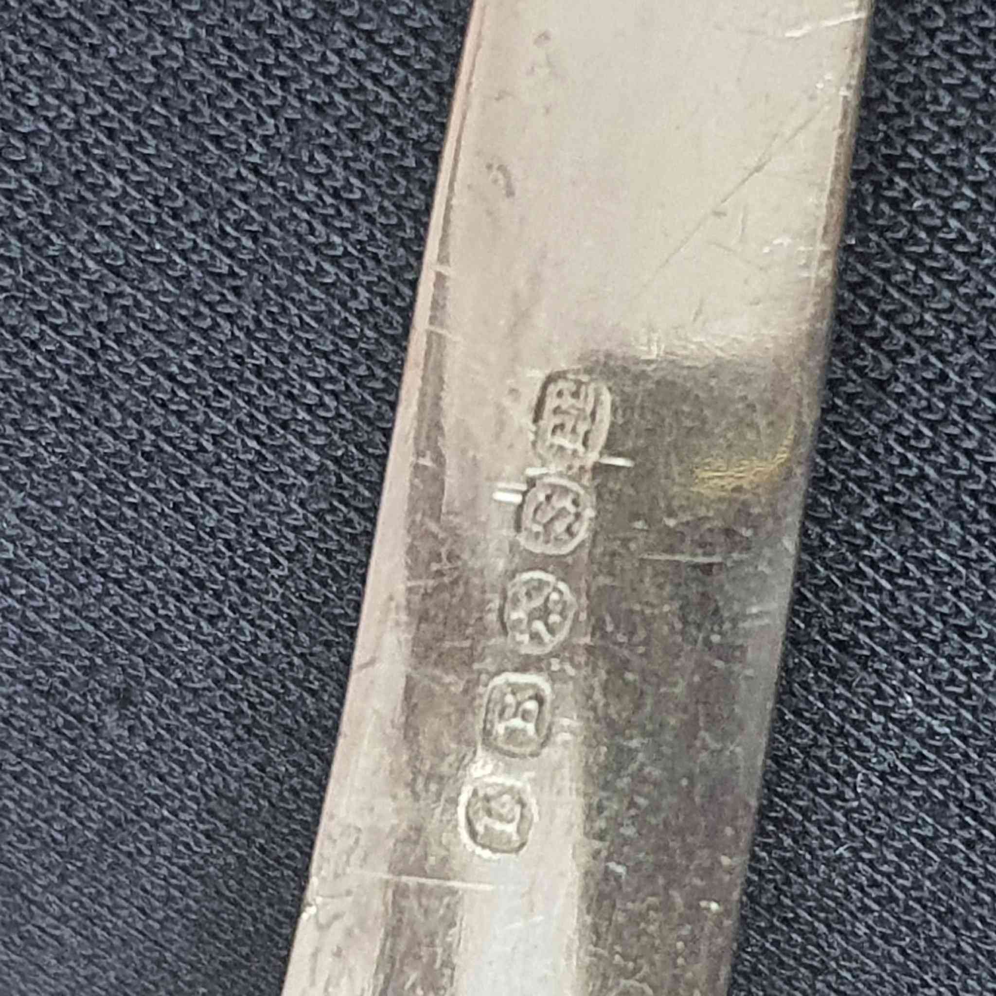 مجموعة سكاكين زبدة انتيكا من عام ١٩١٩ فضة بالكامل عيار ٢٩٥ ست قطع 
للتواصل على الخاص او الواتساب ***********
