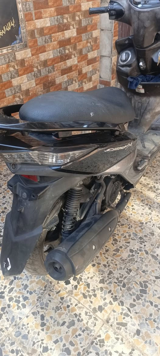 السلام عليكم حبايبي
دراجه سكني لد فحل ياباني قبق نفخ حساس استان دراجة مال رمبة نضيفة نضافته شوفت عينكم مكفولة من كلشي 
السعر مليون و350 وبيه مجال مكاني العبيدي وهذا رقمي خابرني أو راسلني وخادم ***********
