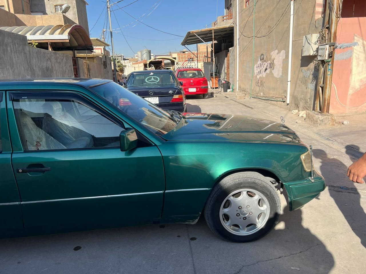 سلام عليكم مارسدس دب للبيع موديل 1990 بدون ضرر قواعد دبلات بلاد كير ومكينه جديد تبريد شغال سنويه جديد 2028 السعر 65 وبيهه مجال العنوان ديالى جلولاء رقم ***********
