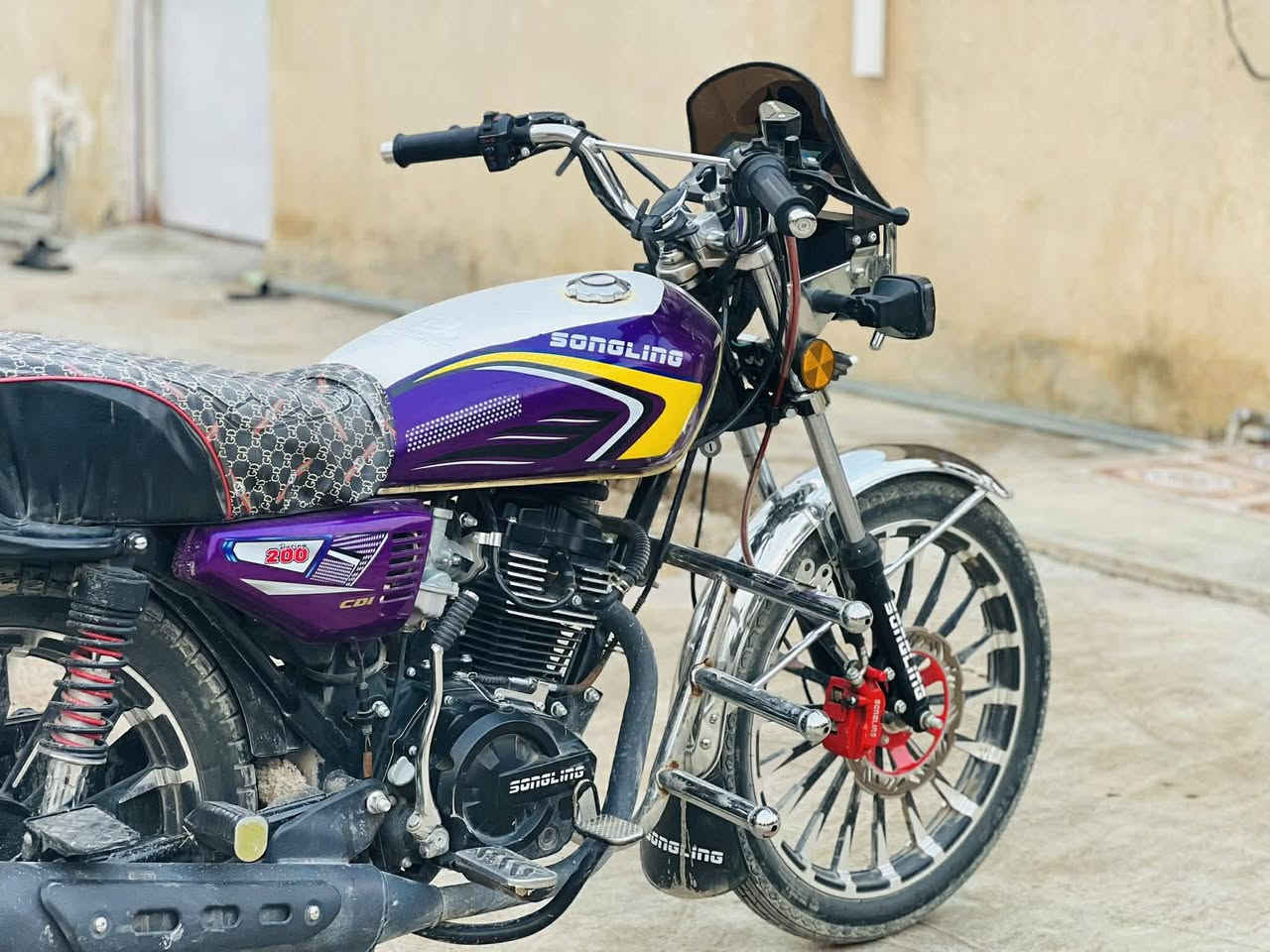 ياالله 

جوه سوك انبيع 

سلام عليكم شباب دراجه سيفان للبيع  

لون بنفسجي 

درجة خير من الله شلعه معدل 

موديل 26محرك 200 cc

سعرهه780وبيهه مجال للطيبين هه***********

مكاني ديالى ناحيه السلام . قريت  (  اصريوات)📍📍

والي مايعرف بسعارهن ﻼ يكسر بحلال العالم 

نورنه بكلمه مثل وجهك الطيب
